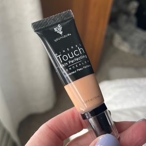 Younique Mineral Touch Skin Perfecting Concealer in organza. Set of Two